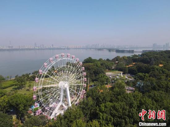 图为,武汉“东湖之眼”摩天轮 邹浩 摄