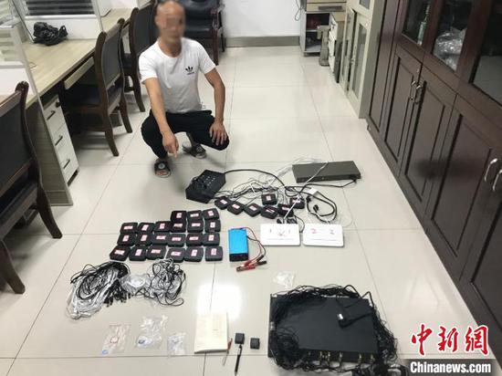 图为犯罪嫌疑人指认作案工具 谢露 摄