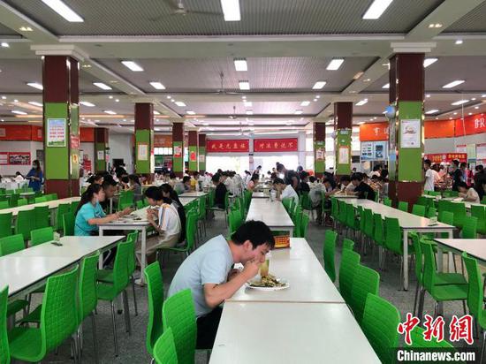 图为湖北医药学院的学生们在食堂有序用餐 鲍晓宇 摄
