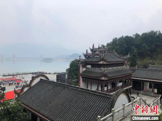 屈原祠与迁建的三峡古建筑群共同构成屈原故里文化旅游区。 郭晓莹 摄