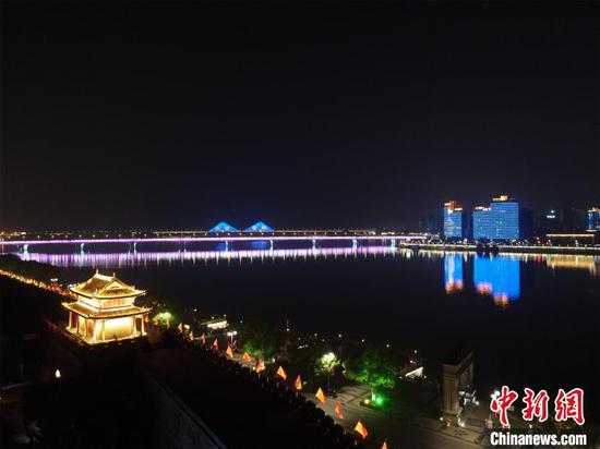 10月19日晚,夜间的襄阳古城霓虹璀璨 邹浩 摄