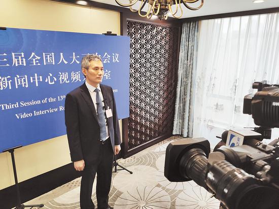 全国人大代表罗杰接受媒体采访。