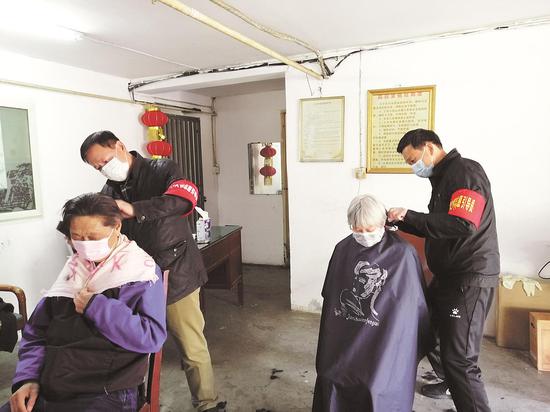 省人大常委会机关下沉党员为社区群众服务。