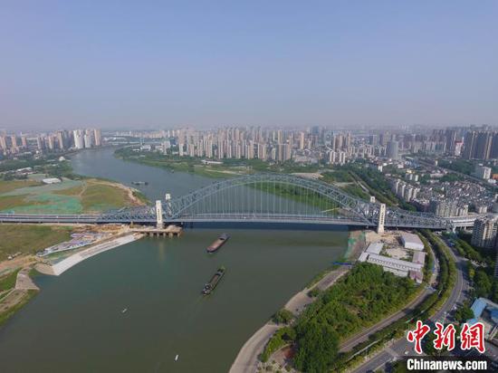 图为，武汉市汉江湾桥1日建成通车 李翔 摄