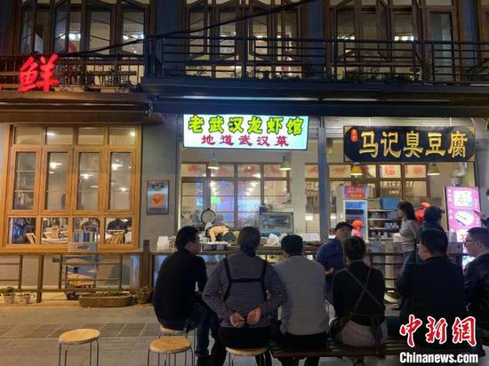 顾客在武汉万松园一家小龙虾馆门口等待用餐（资料图）　武一力　摄