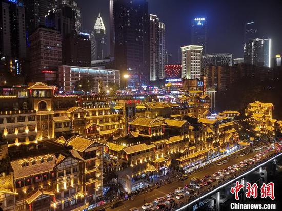 图为夜间的重庆洪崖洞。 韩璐 摄