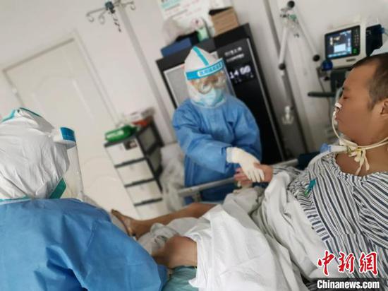 去年疫情期间，杨竑在武汉市肺科医院接受治疗　武汉市肺科医院供图