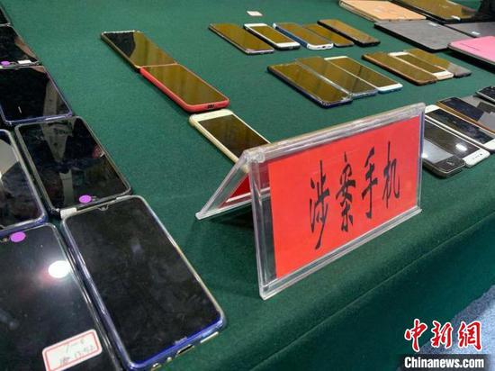 图为警方收缴的部分涉案手机。 武一力 摄