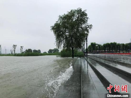 持续上涨的江水已漫上汉口江滩低层亲水平台　张芹　摄