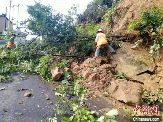 降雨引发道路塌方，公路养护人员及时清障。　陈琦 摄