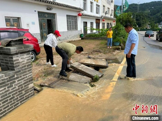 太平溪镇干部群众清淤排水。　陈琦 摄