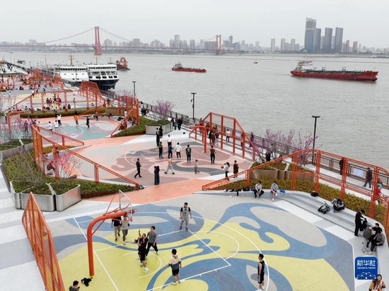 这是3月26日无人机拍摄的湖北省武汉市汉阳区杨泗港都市T台“国风”篮球场。新华社记者 熊琦 摄