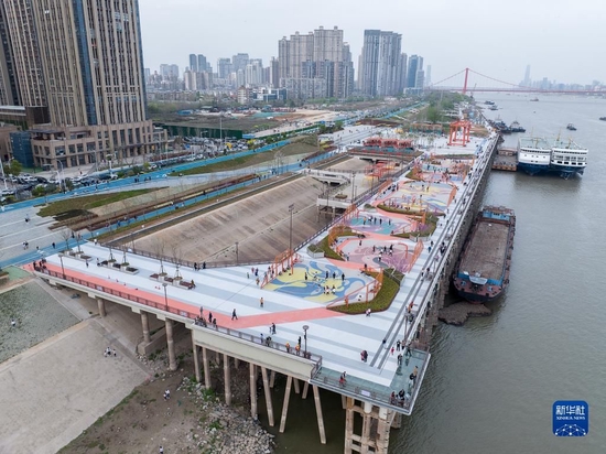 这是3月26日无人机拍摄的湖北省武汉市汉阳区杨泗港都市T台“国风”篮球场。新华社记者 熊琦 摄