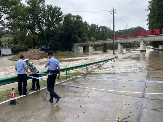 7月12日,黄冈警方对危险地段设置警戒线、反光锥形桶等警示标识,提醒过往车辆绕道通行。