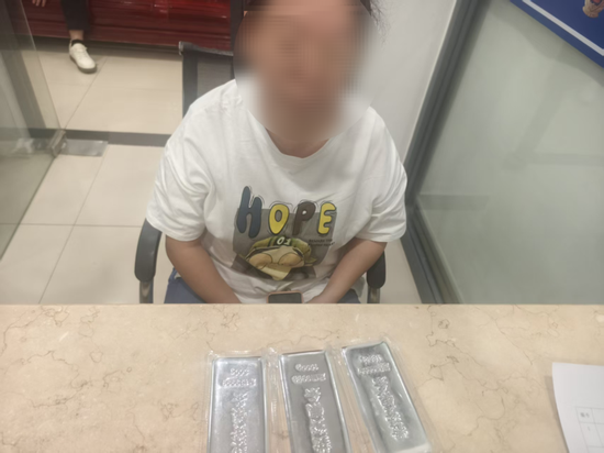 “我也不知道里面装了什么……”货拉拉司机把车开进派出所