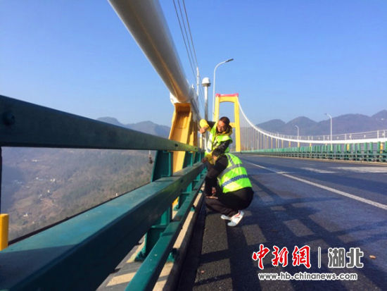 路政工人维护道路设施