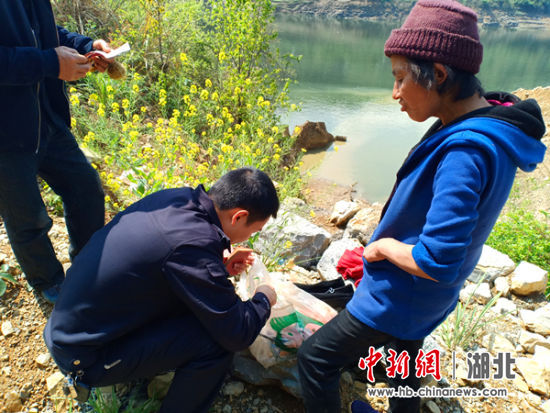 民警检查奶奶随身物品