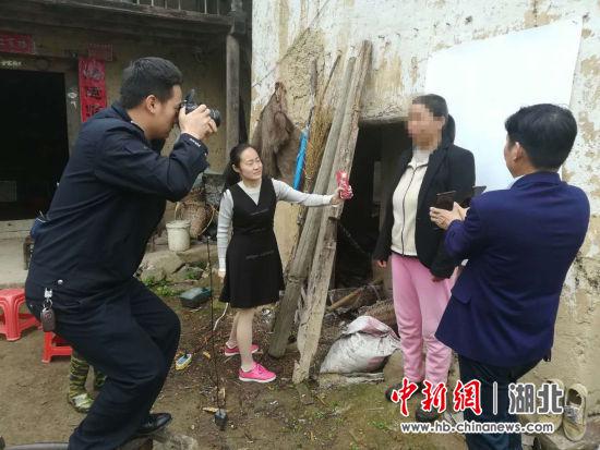 民警正在为邱某某拍摄证件照