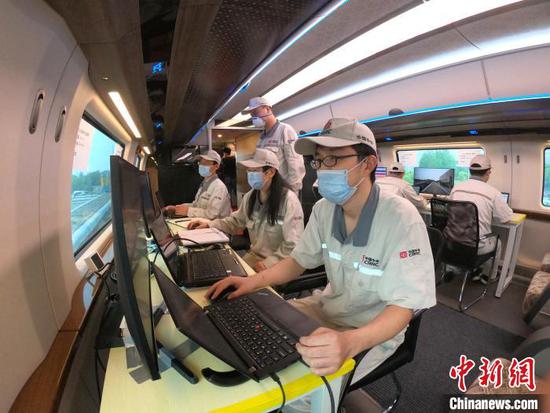 試驗人員進(jìn)行時速600公里高速磁浮試驗樣車動態(tài)測試。　鄧旺強 攝