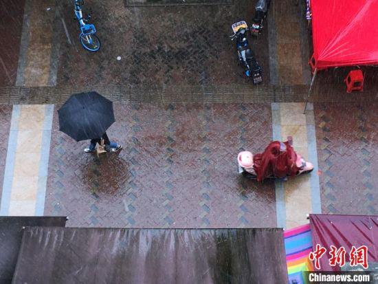 4日，武汉市民雨中出行 马芙蓉 摄