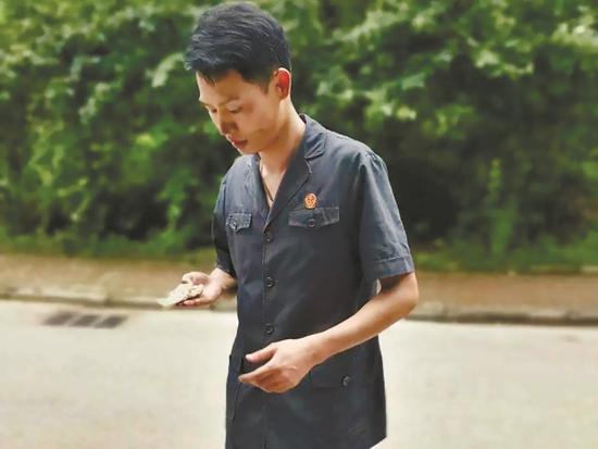 法警|执行案件时突遇大楼失火 法警一手一个救出两个娃