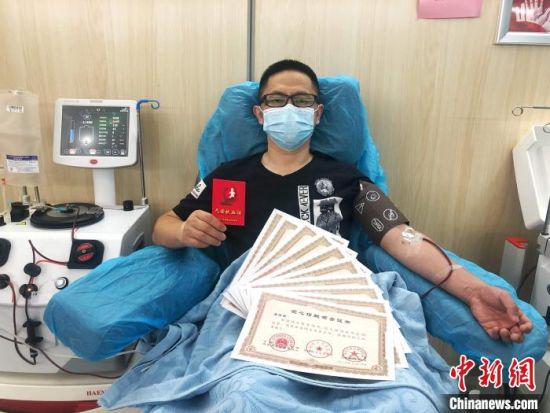 唐树林正在捐献血浆 汪昊 摄