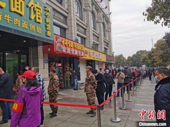 3月16日,停业近2个月的襄阳牛肉面馆恢复营业,市民排长龙购买(资料图) 胡传林 摄