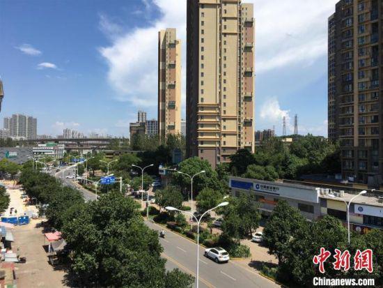 　　武漢持續(xù)多日高溫，天空湛藍(lán)　馬芙蓉　攝