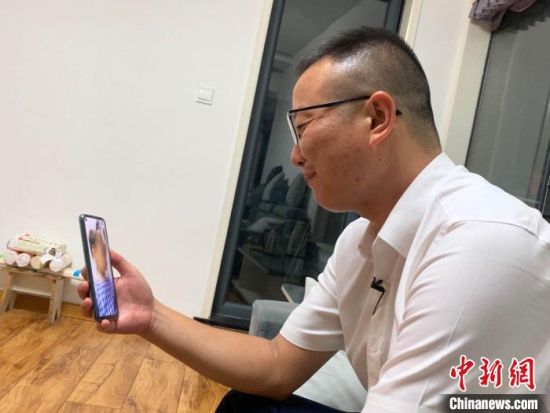 图为王志齐在武汉和女儿视频 武一力 摄
