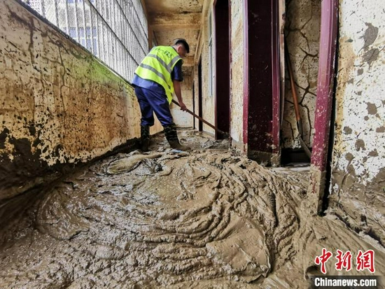 中铁十一局集团四公司员工开展清淤工作。　杨林 摄