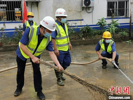 中铁十一局集团四公司员工开展清淤工作。　肖帆　摄