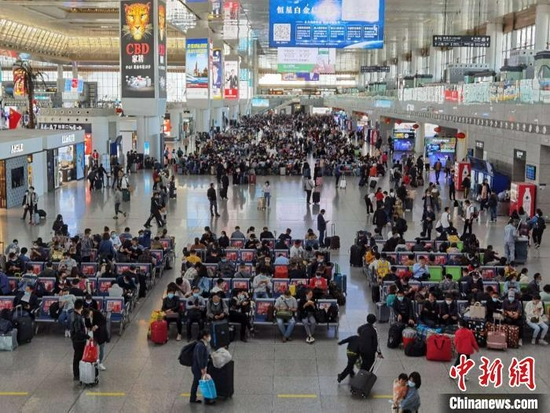 资料图：南京南站的旅客 朱晓颖 摄