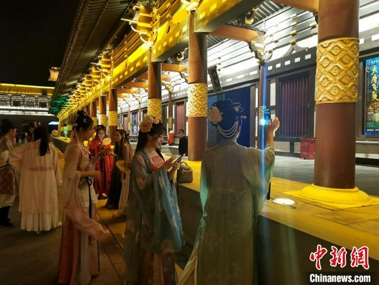 游客在襄阳唐城景区开展直播活动。胡传林 摄