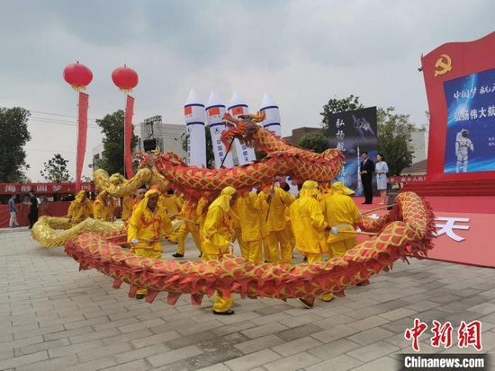 湖北枣阳庆祝航天员凯旋 胡传林 摄