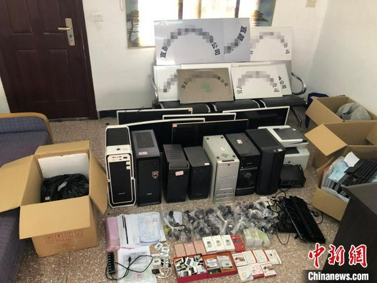 警方现场缴获的电脑等涉案物品 枝江警方 供图