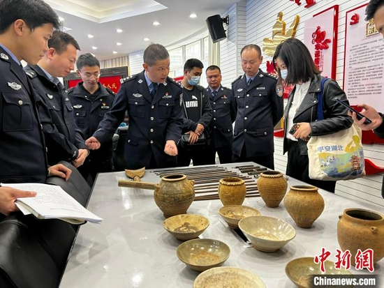 图为湖北警方收缴的部分文物　湖北省公安厅供图