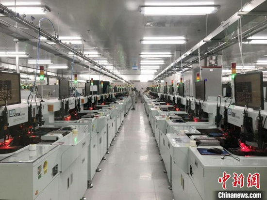 湖北三安光電有限公司生產(chǎn)車間 張芹 攝