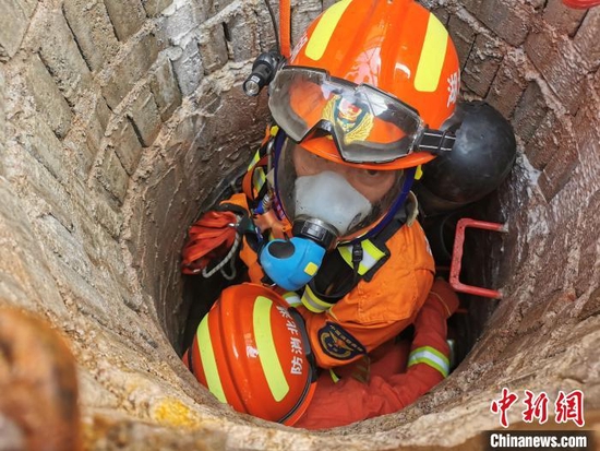 圖為黃岡消防員穿戴好防護(hù)用具和空氣呼吸器下井“救援”　黃岡市消防救援支隊(duì)供圖