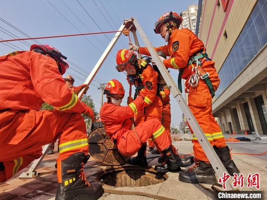 图为黄冈市消防救援支队特勤站近日开展井下有限空间应急救援“实战”演练 黄冈市消防救援支队供图