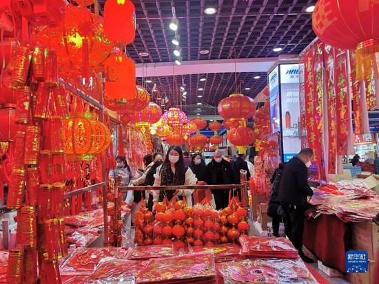 1月12日，顾客在汉口北文体玩具城挑选新年装饰品。新华社记者乐文婉 摄