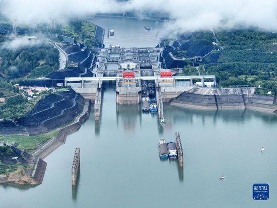 6月18日，船舶有序通过三峡双线五级船闸（无人机照片）。新华社发（王辉富摄）