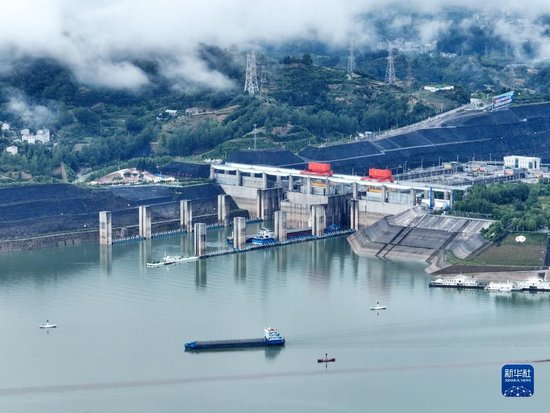 6月18日，船舶行驶在三峡大坝前的湖北省宜昌市夷陵区太平溪镇水域（无人机照片）。新华社发（王辉富摄）