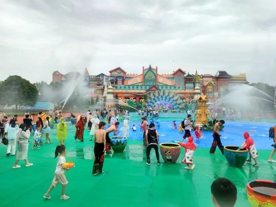 图/荆州方特泼水狂欢节今日启动