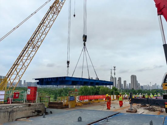 武汉长丰桥提升改造工程主桥最后一片钢梁平稳安装。