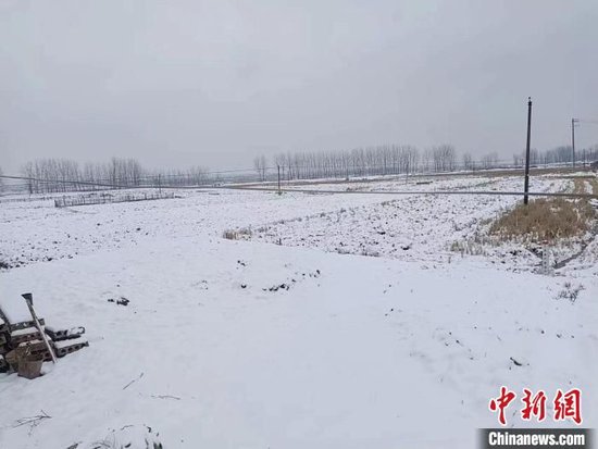 湖北襄阳谷城县马台村出现积雪。　马闯 摄