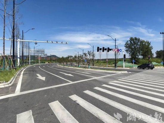 左岸大道大军山段兴七路口