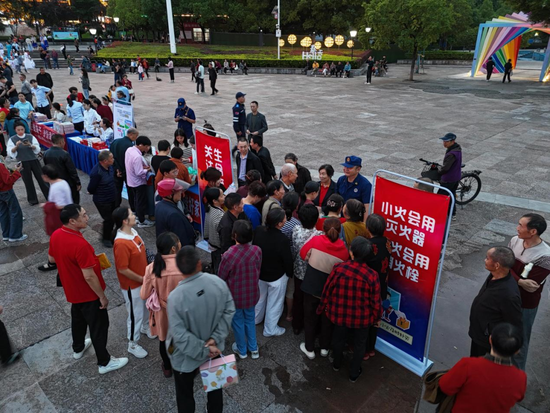 宜昌消防宣传员在广场设立宣传点科普消防安全知识