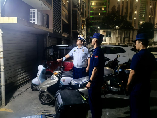 黄冈消防监督员节日期间在小区内进行消防安全夜查