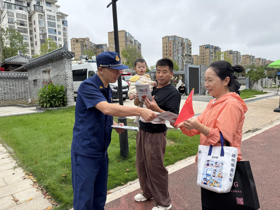 随州消防宣传员在樱花公园为游客普及消防安全知识