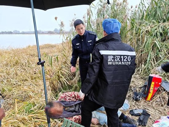 民警徒步三公里抬出送醫(yī)